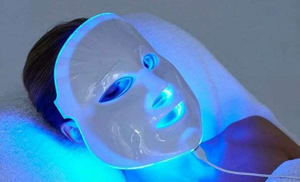 LED phototherapy treatment to combat age-related facial skin changes