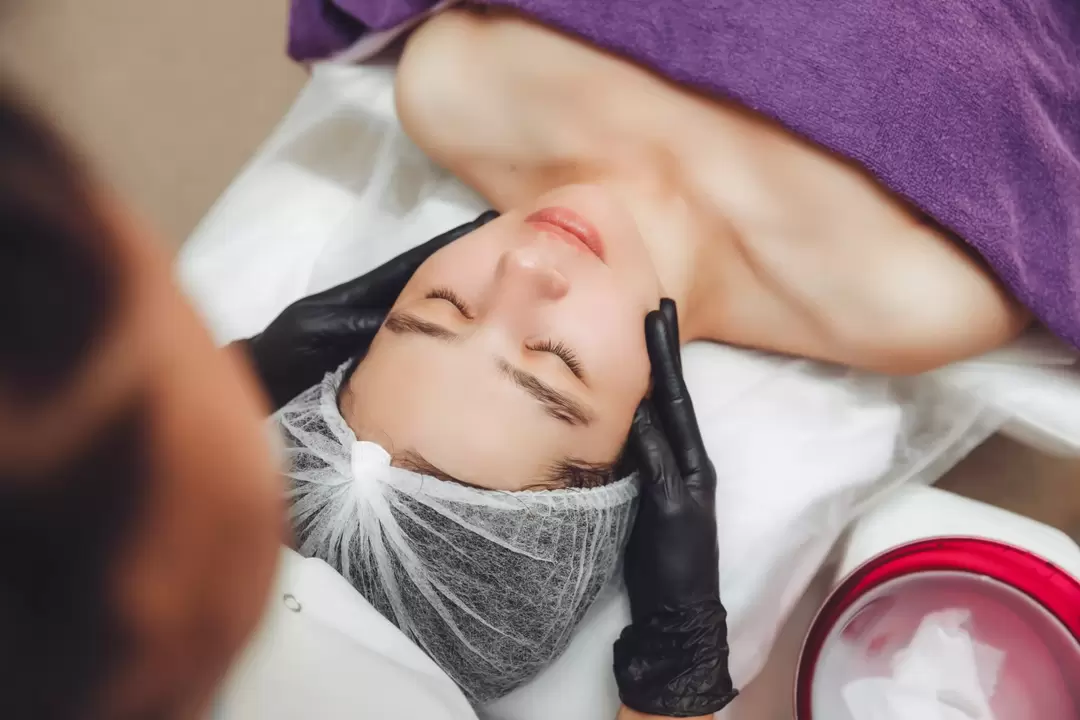 To select a set of anti-aging procedures, a consultation and examination with a beautician is necessary. 