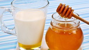 Honey kefir for a rejuvenating treatment of the skin of the hands